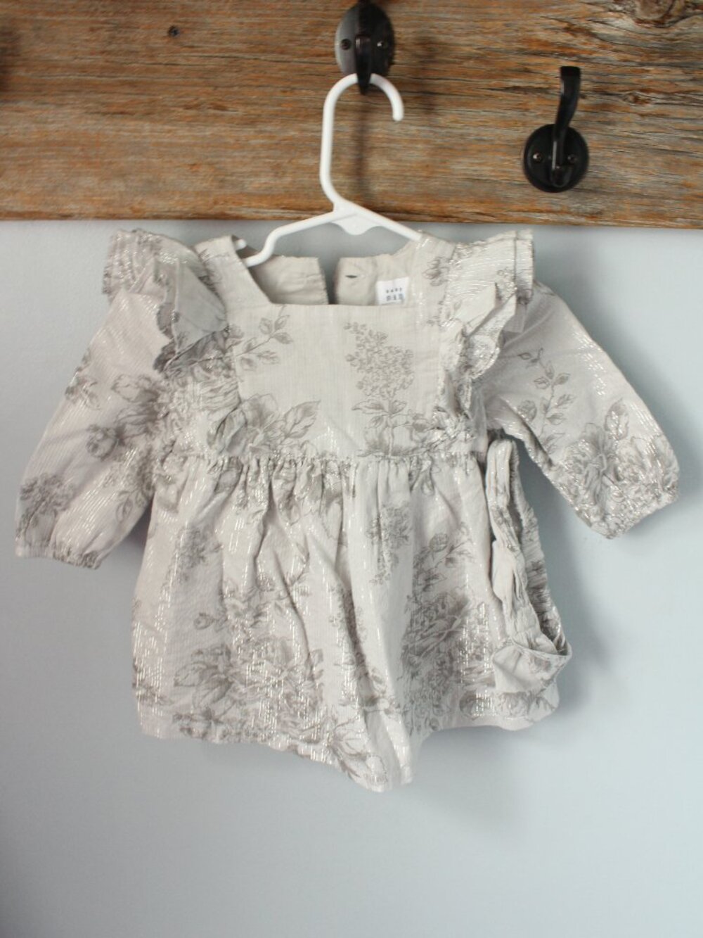 baby Gap Size 3-6M Grey/Silver Floral Dress